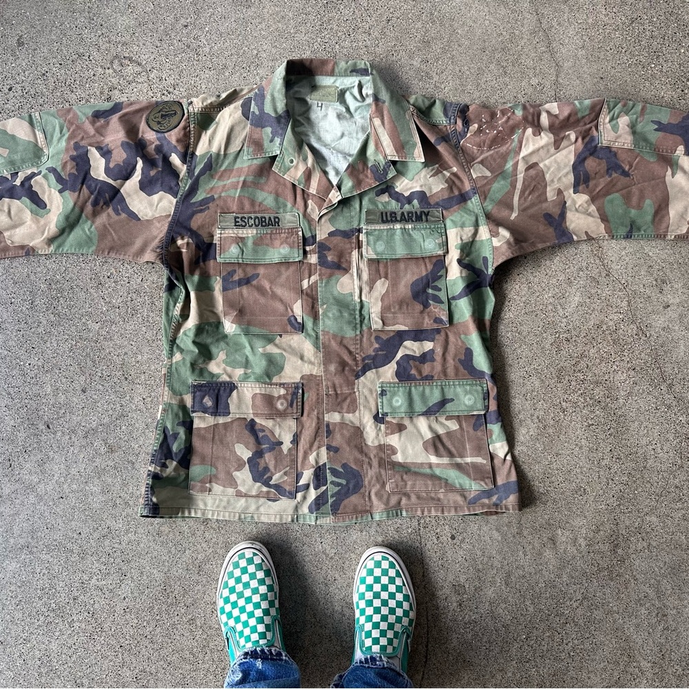 Rare vintage US Army button up jacket camouflage with ESCOBAR patch. Medium